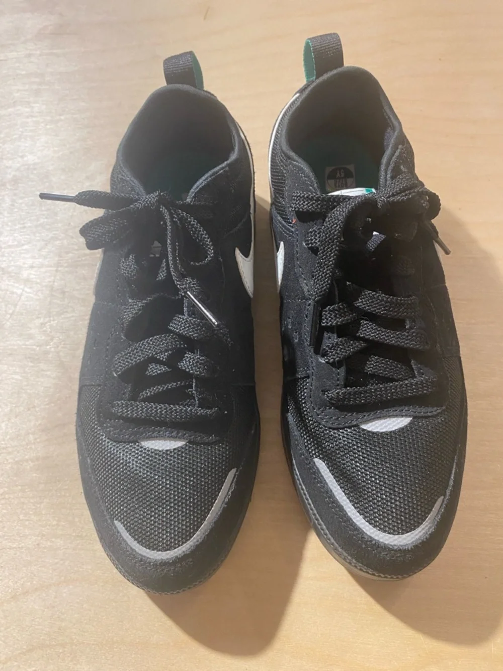 Nike Black Low-Top Lace-Up Sneakers with Subtle White Accents Boys Size 5Y (QY)